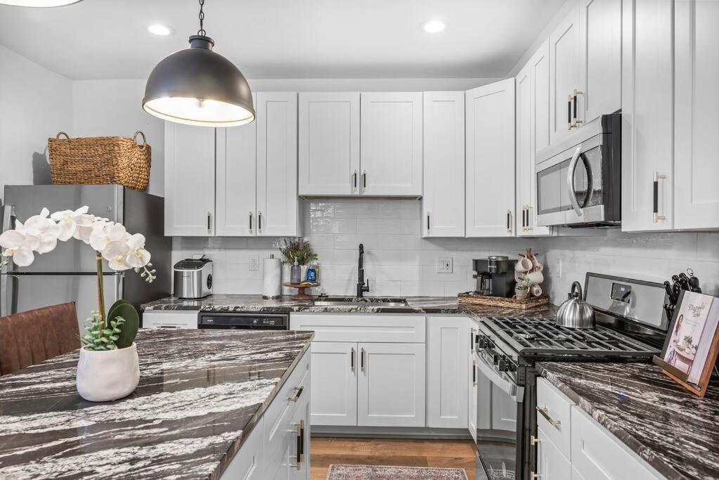 New! High-end Manchester W/ A Hot Tub * Pittsburgh